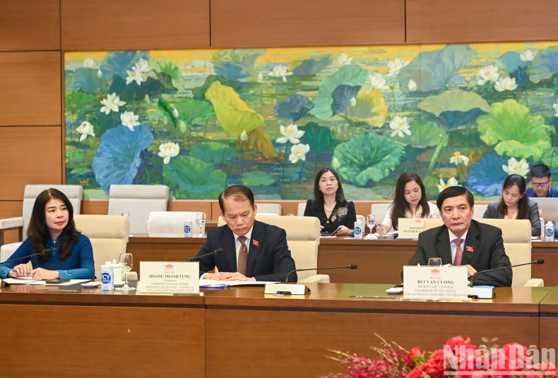 越南国会秘书长、国会办公厅主任裴文强,国会法律委员会主任黄青松和各位国会代表出席会谈。 越南国会秘书长、国会办公厅主任裴文强,国会法律委员会主任黄青松和各位国会代表出席会谈。