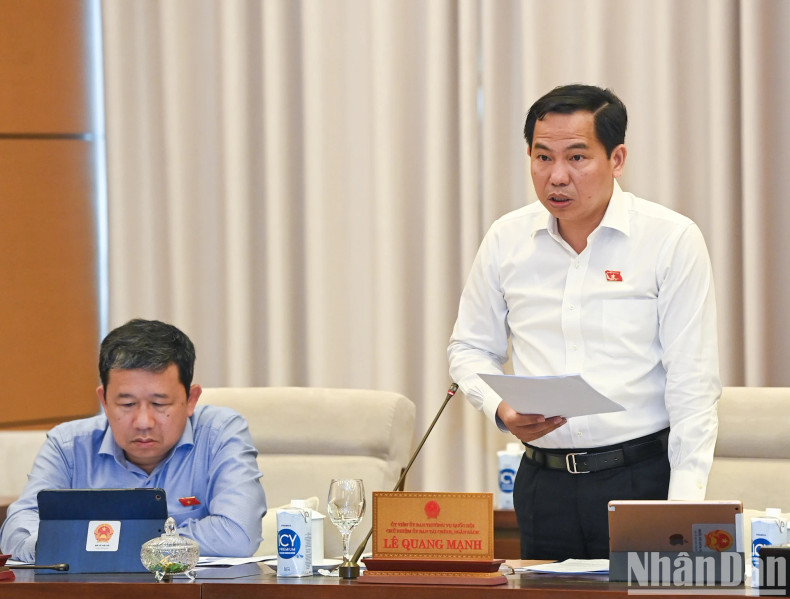 越南国会财政预算委员会主任黎光孟阐述关于国家财政预算报告的审查报告。 越南国会财政预算委员会主任黎光孟阐述关于国家财政预算报告的审查报告。