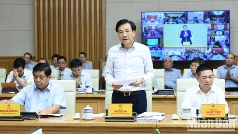 越南政府办公厅主任陈文山发表讲话。