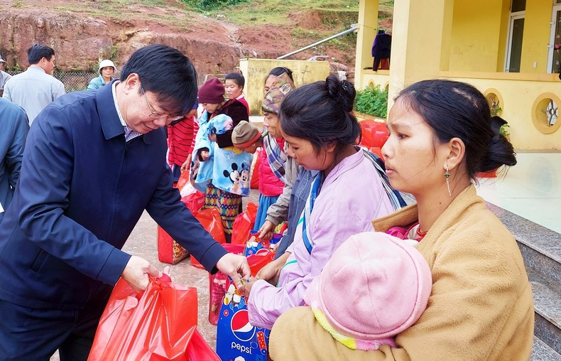 《人民报》社常驻广平代表机构代表向上泽乡妈贡同胞赠送春节礼物。 《人民报》社常驻广平代表机构代表向上泽乡妈贡同胞赠送春节礼物。