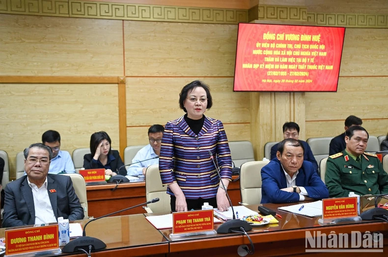 越南内务部部长范氏青茶发表讲话。