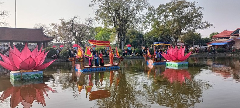 湖上的歌唱表演。