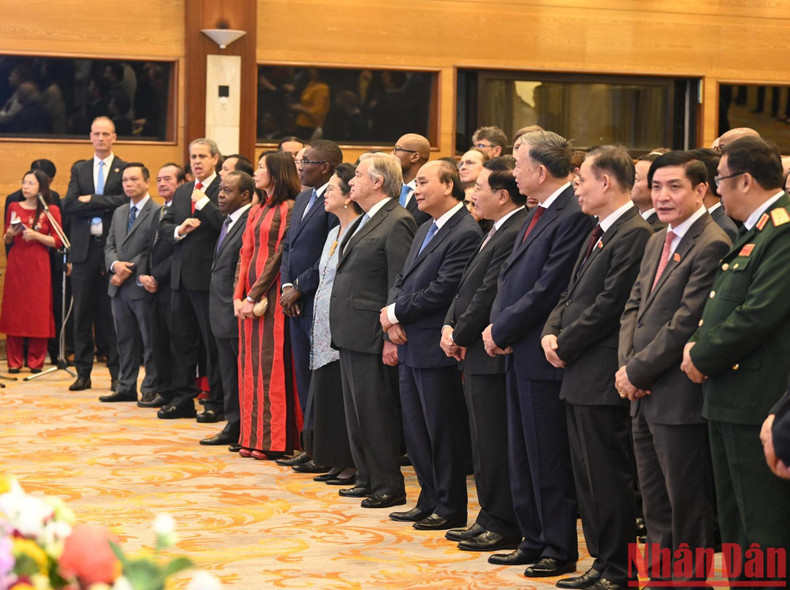 越南国家主席阮春福、联合国秘书长安东尼奥·古特雷斯和各位代表出席纪念典礼。 越南国家主席阮春福、联合国秘书长安东尼奥·古特雷斯和各位代表出席纪念典礼。