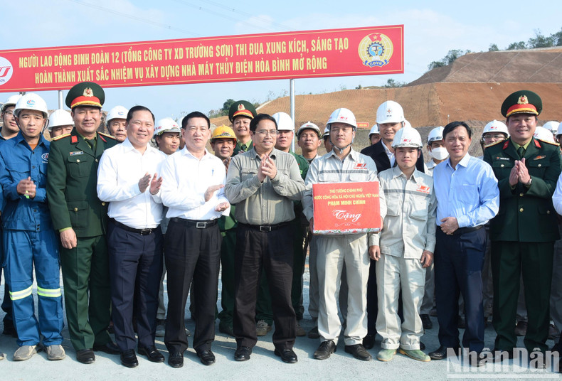 范明正总理向和平水电站扩建项目施工单位赠送礼物。