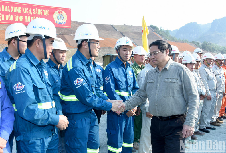 范明正总理走访慰问和平水电站扩建项目工程工作人员。