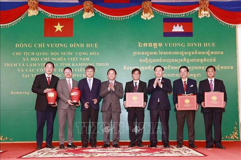 国会主席王廷惠向各位代表赠送纪念品。 国会主席王廷惠向各位代表赠送纪念品。