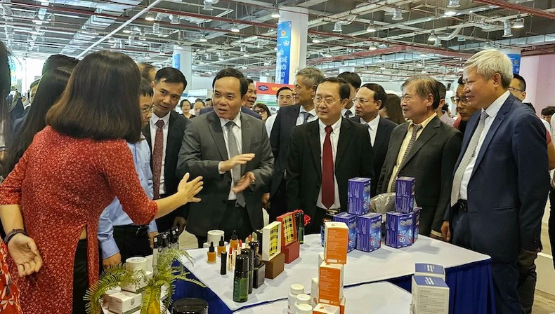 陈流光副总理和各位代表参观展位。 陈流光副总理和各位代表参观展位。