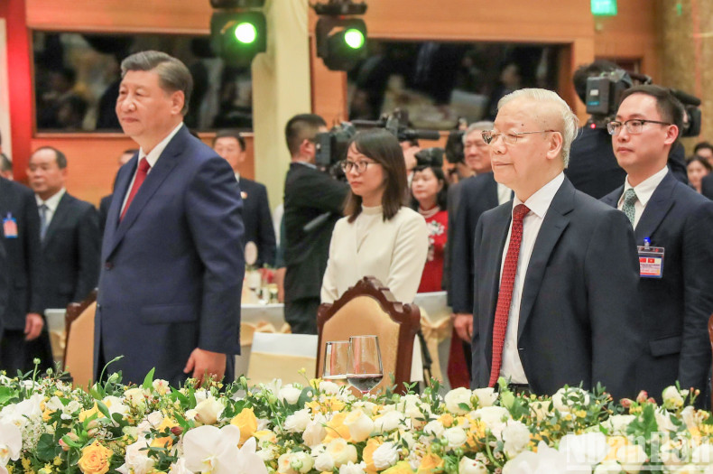 越共中央总书记阮富仲和中共中央总书记、中国国家主席习近平出席招待会。 越共中央总书记阮富仲和中共中央总书记、中国国家主席习近平出席招待会。