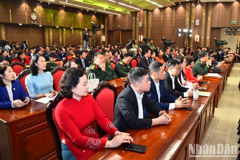 获奖作者和作者小组。