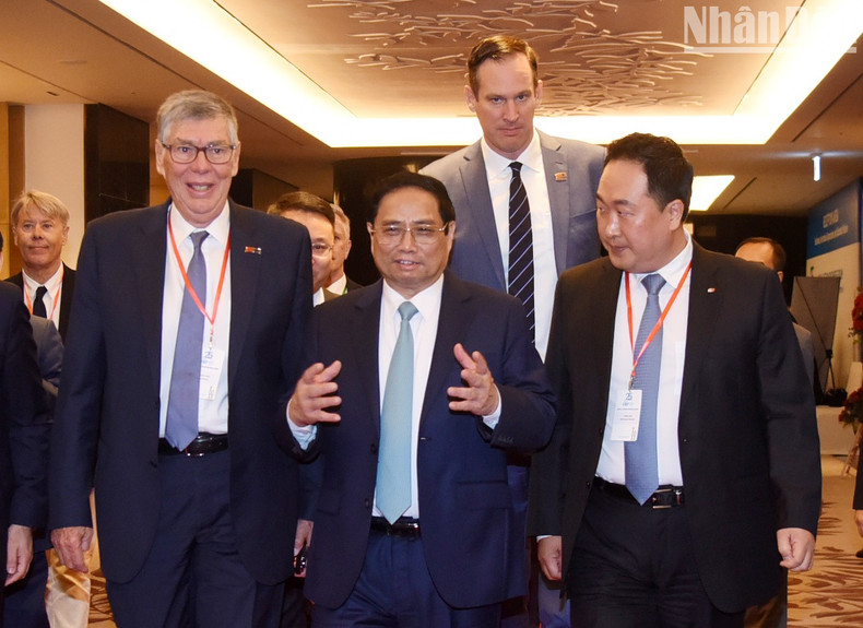 范明正总理同企业、协会代表交流。 范明正总理同企业、协会代表交流。