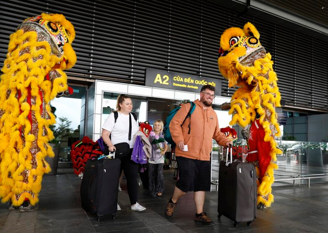 富牌国际航空港欢迎首批游客。 富牌国际航空港欢迎首批游客。