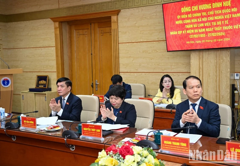 越南国会秘书长、国会办公厅主任裴文强，国会社会委员会主任阮翠英，国会法律委员会主任黄青松和各位代表出席会议。