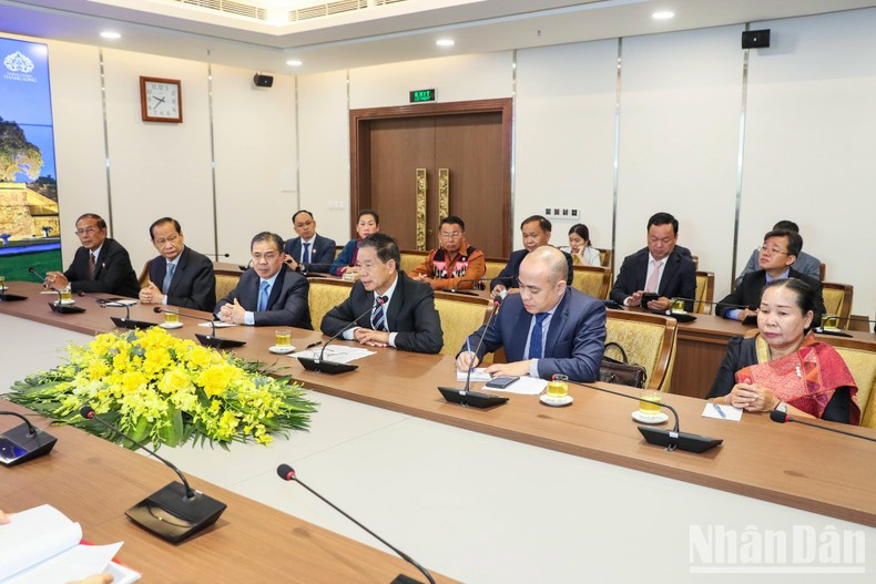 老挝建国阵线中央委员会主席辛拉冯·库派吞一行。