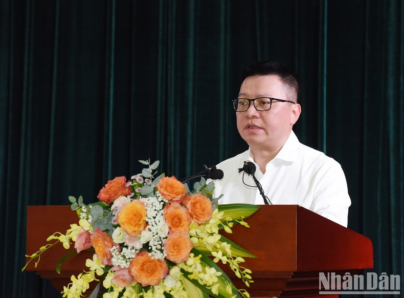 越共中央委员、越南《人民报》社总编辑、中央宣教部副部长、越南新闻工作者协会主席黎国明在会议上汇报越南新闻工作者协会的结果和重点任务。