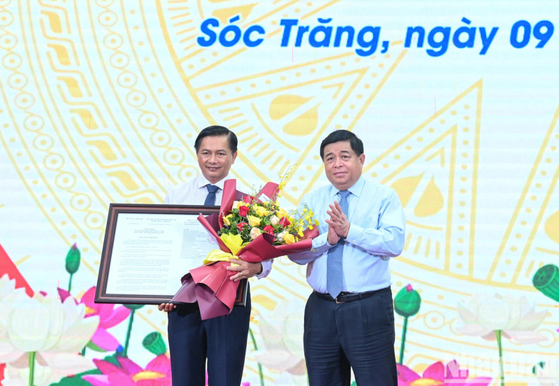 越南计划与投资部部长阮志勇向朔庄省授予政府总理于2023年8月25日颁发的第995号决定。 越南计划与投资部部长阮志勇向朔庄省授予政府总理于2023年8月25日颁发的第995号决定。