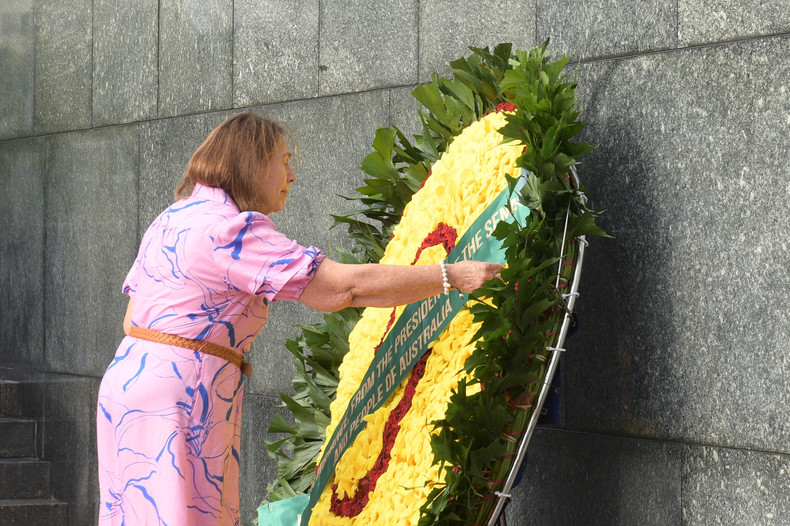 澳大利亚联邦议会参议长苏·莱恩斯在胡志明主席陵敬献花圈。