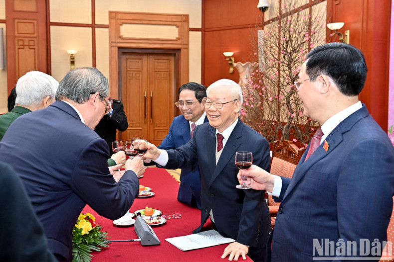 越共中央总书记阮富仲向党和国家领导、前领导拜年。(登科 摄) 越共中央总书记阮富仲向党和国家领导、前领导拜年。(登科 摄)