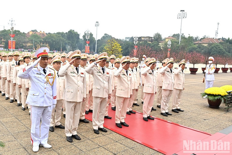 越共中央公安党委和公安部代表团入陵瞻仰胡志明主席遗容。（登科 摄）