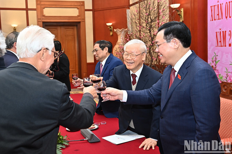 越共中央总书记阮富仲向党和国家领导、前领导拜年。(登科 摄) 越共中央总书记阮富仲向党和国家领导、前领导拜年。(登科 摄)