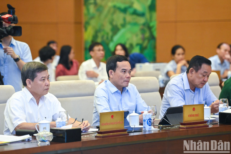 越南政府副总理陈流光，越南最高人民检察院检察长黎明智和各位代表。