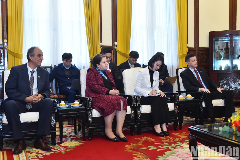 阿尔及利亚驻越南大使索菲安·柴布一行。