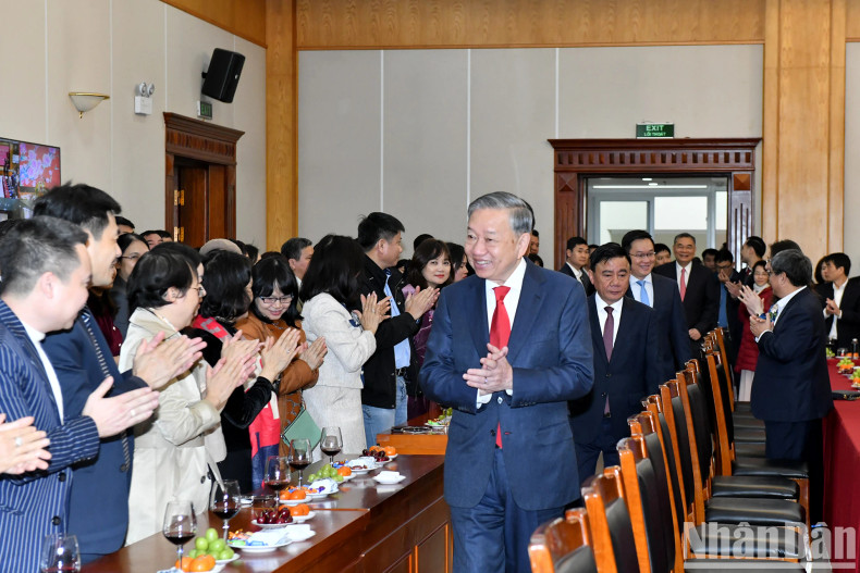 苏林总书记出席见面会。