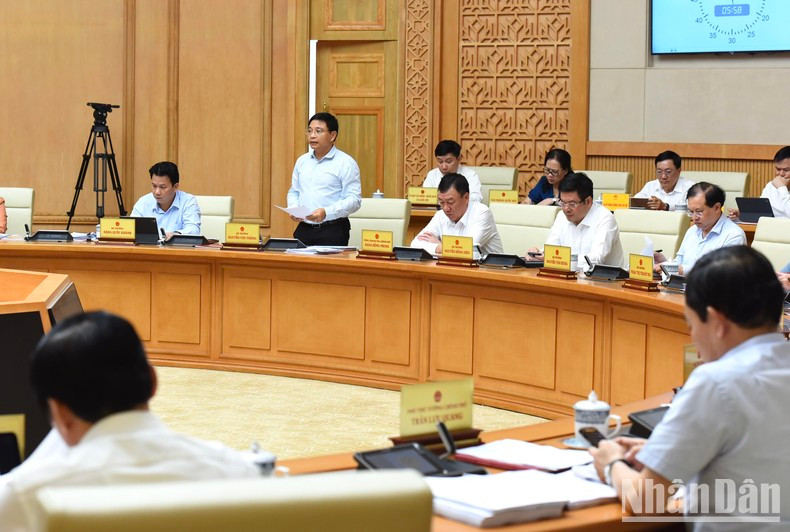 越南交通运输部部长阮文胜在会议上发表讲话。 越南交通运输部部长阮文胜在会议上发表讲话。