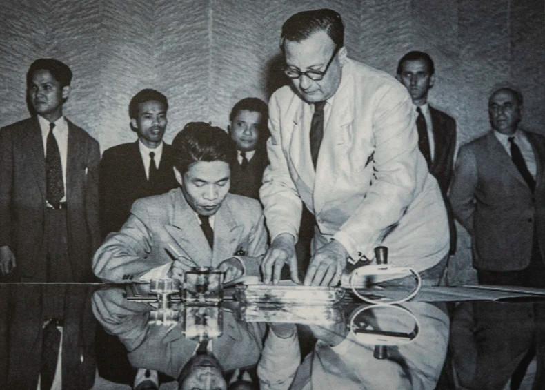 国防部副部长谢光宝代表越南政府和越南人民军队总司令部签署《关于停止越南战事的日内瓦协定》。 国防部副部长谢光宝代表越南政府和越南人民军队总司令部签署《关于停止越南战事的日内瓦协定》。