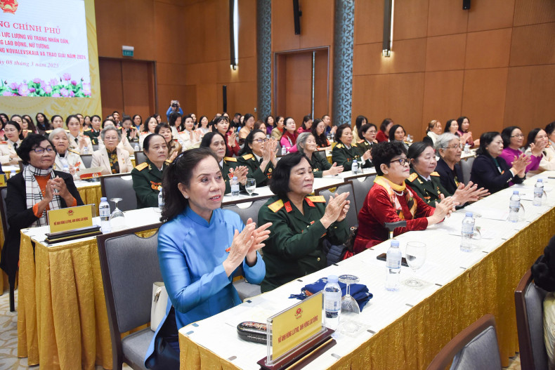 范明正总理会见荣获柯瓦列夫斯卡娅奖的女英雄、女科学家【组图】 ảnh 2