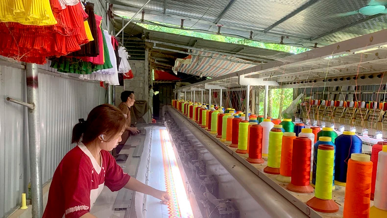 安山县雄利乡纳丧村的土锦布编织厂为乡里20名劳动者提供就业机会。