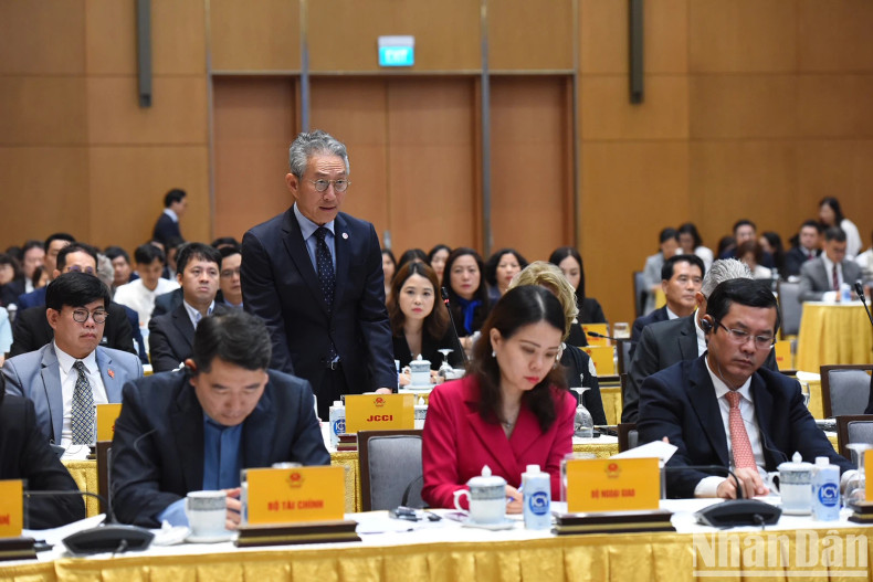 日本企业协会会长Tadahiro发表讲话。 日本企业协会会长Tadahiro发表讲话。