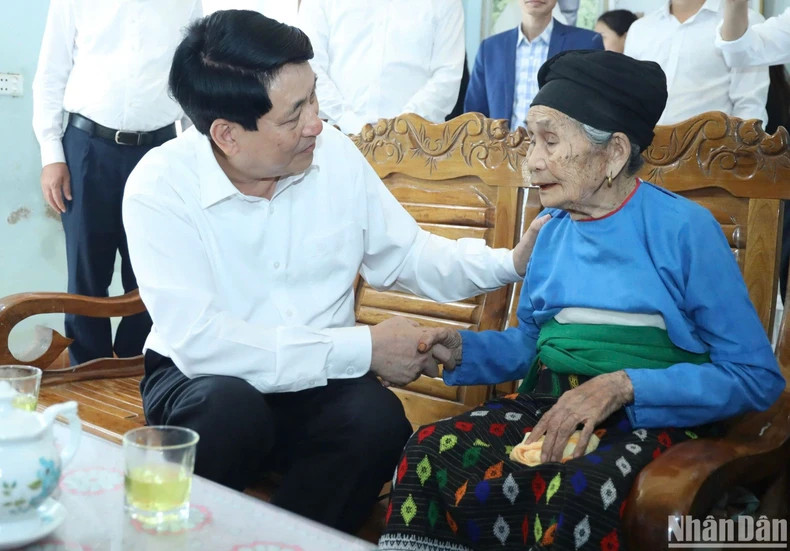 国家主席梁强看望现年102岁的越南英雄母亲郎氏凤。 国家主席梁强看望现年102岁的越南英雄母亲郎氏凤。