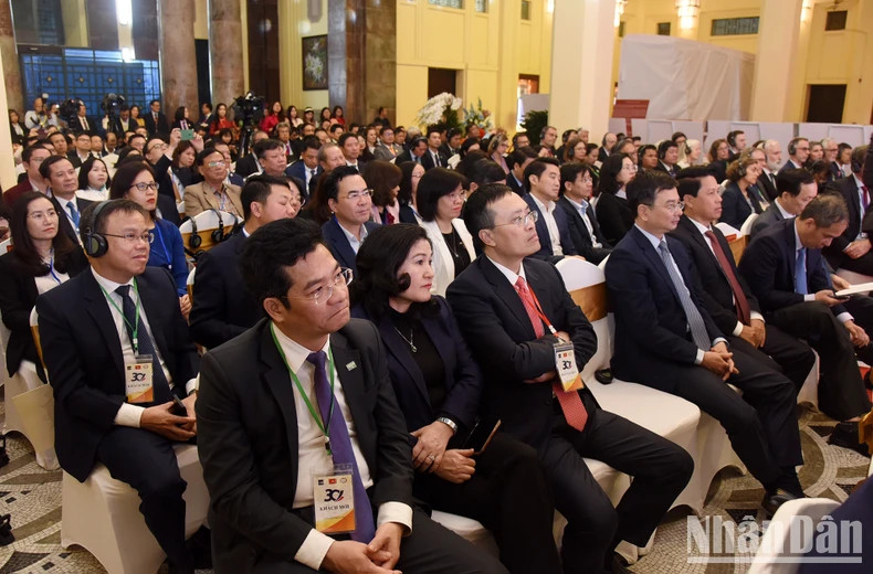 各位代表出席纪念典礼。 各位代表出席纪念典礼。