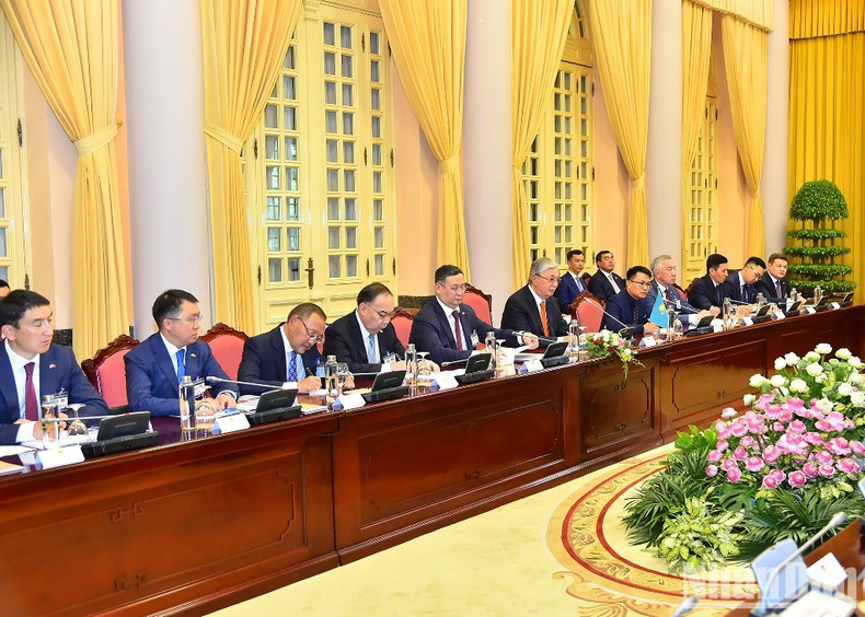 哈萨克斯坦总统卡瑟姆若马尔特·托卡耶夫和哈萨克斯坦高级代表团。