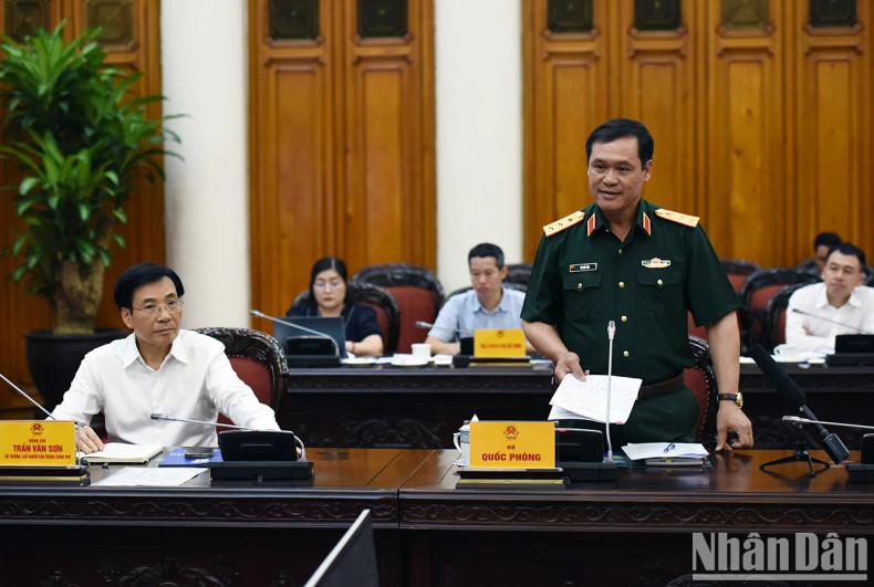 国防部领导代表发表讲话。