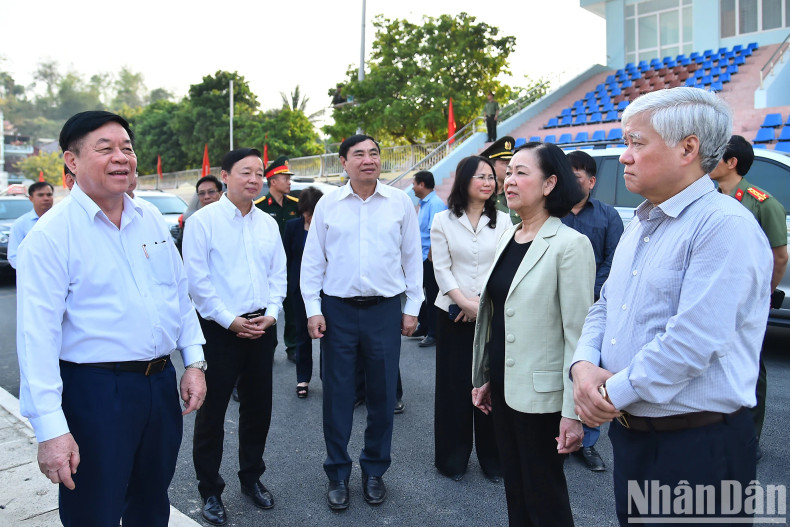 张氏梅女士检查即将举行的奠边府大捷70周年纪念活动筹备工作。 张氏梅女士检查即将举行的奠边府大捷70周年纪念活动筹备工作。