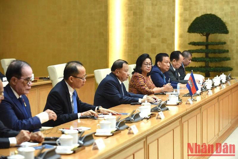 柬埔寨参议院主席赛冲和柬埔寨工作代表团。