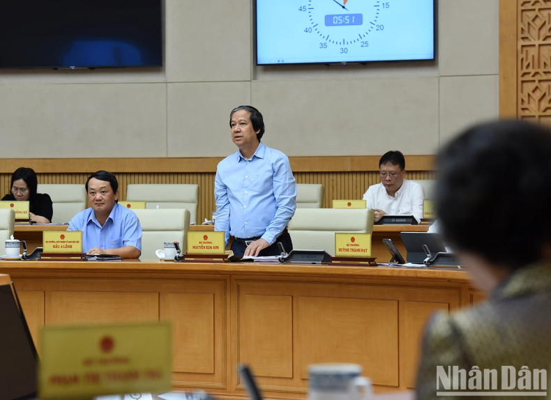 教育与培训部部长阮金山发表讲话。 教育与培训部部长阮金山发表讲话。