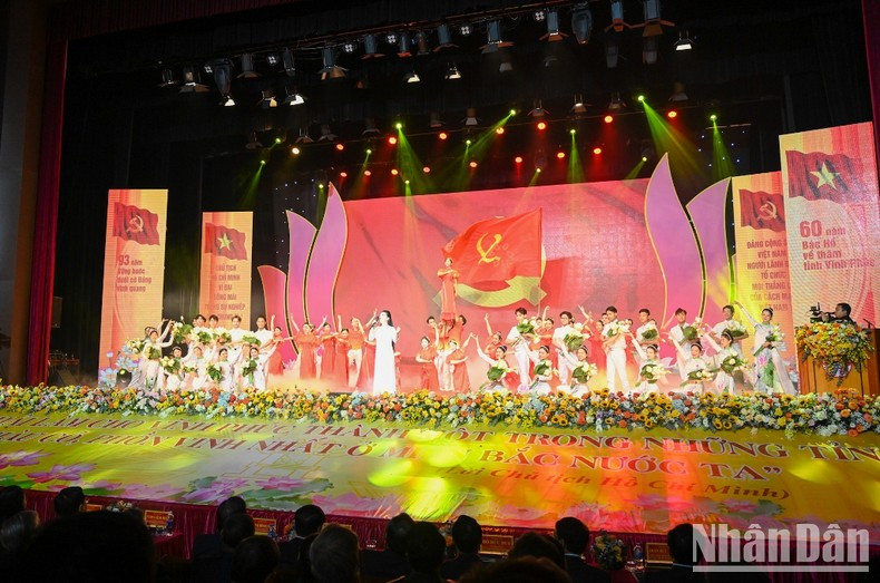 胡伯伯走访永福省60周年纪念仪式上的艺术表演节目。 胡伯伯走访永福省60周年纪念仪式上的艺术表演节目。