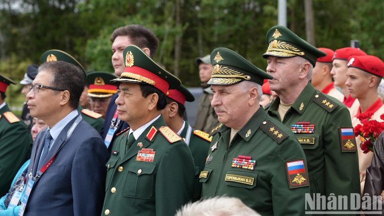 潘文江大将和维克托·戈列梅金上将出席仪式。 潘文江大将和维克托·戈列梅金上将出席仪式。