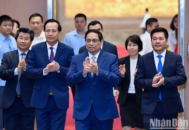 范明正总理出席会议。 范明正总理出席会议。