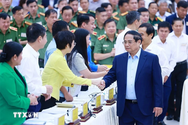 范明正总理和与会代表。 范明正总理和与会代表。
