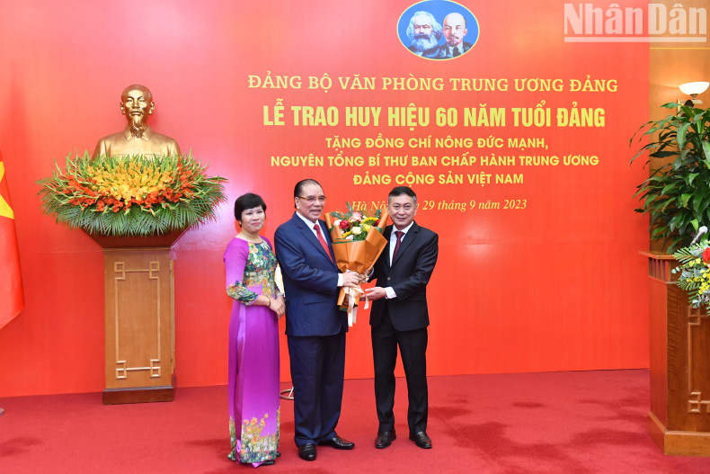 越共中央办公厅代表向原越共中央总书记农德孟表示祝贺。