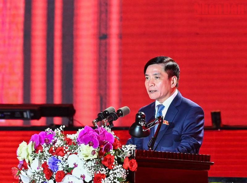 越南国会秘书长、国会办公厅主任裴文强公布国会常委会于2月15日颁发关于成立太原省普安市和普安市社各坊的第469/NQ-UBTVQH15号决议。 越南国会秘书长、国会办公厅主任裴文强公布国会常委会于2月15日颁发关于成立太原省普安市和普安市社各坊的第469/NQ-UBTVQH15号决议。