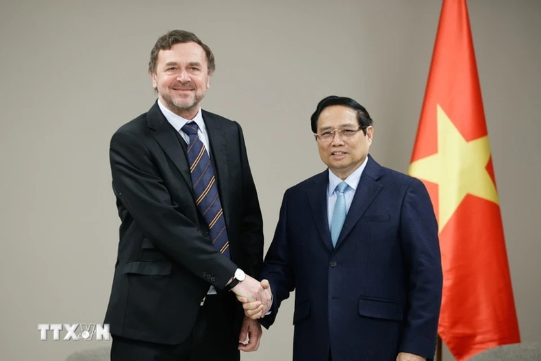 范明正总理会见投资集团Sev.en Global Investments领导。 范明正总理会见投资集团Sev.en Global Investments领导。