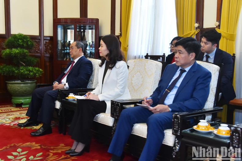 越南代表与会。