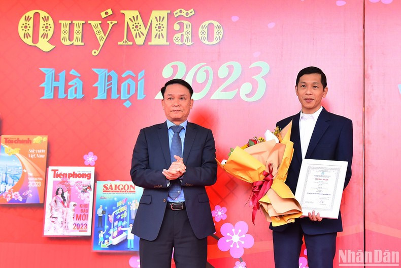 越南新闻工作者协会常务副主席阮德利向河内广播电视台记者国恩颁发2022年吴必素新闻奖特别奖。
