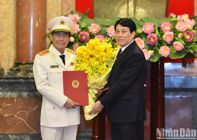 越南国家主席梁强向黎国雄同志授予晋升大将军衔的决定。