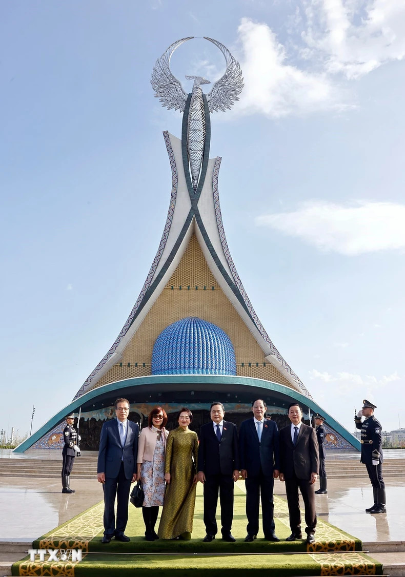 国会主席陈青敏和夫人以及各位代表在独立纪念碑合影。