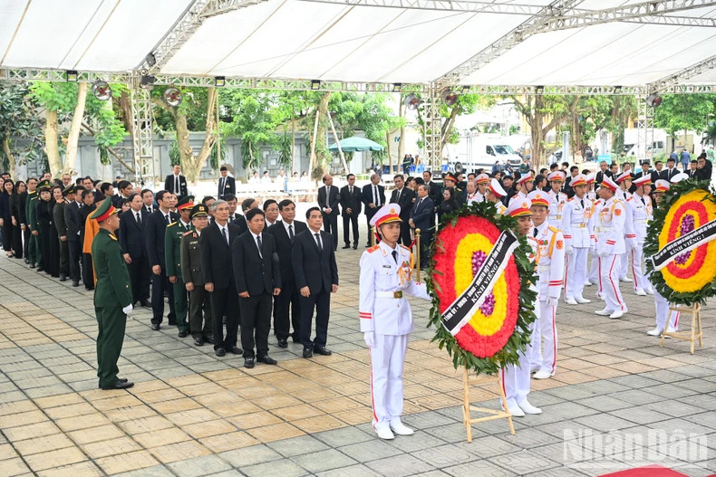 广南省代表团吊唁阮富仲总书记逝世。